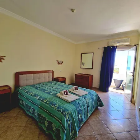 Oura Sunset Apartman *